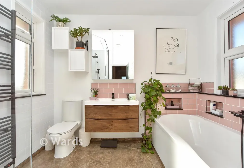 Bathroom - Marine Parade, Sheerness, Kent - Wards of Kent