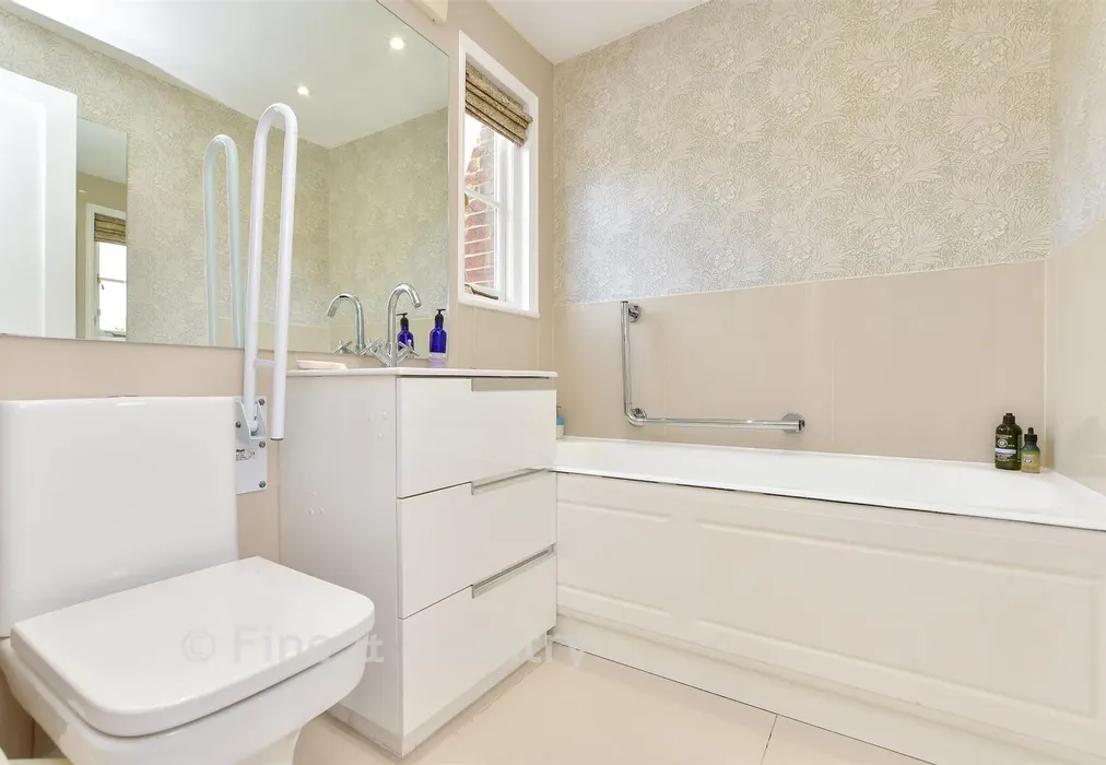 Bathroom - Blackfriars Street, Canterbury, Kent - Wards of Kent