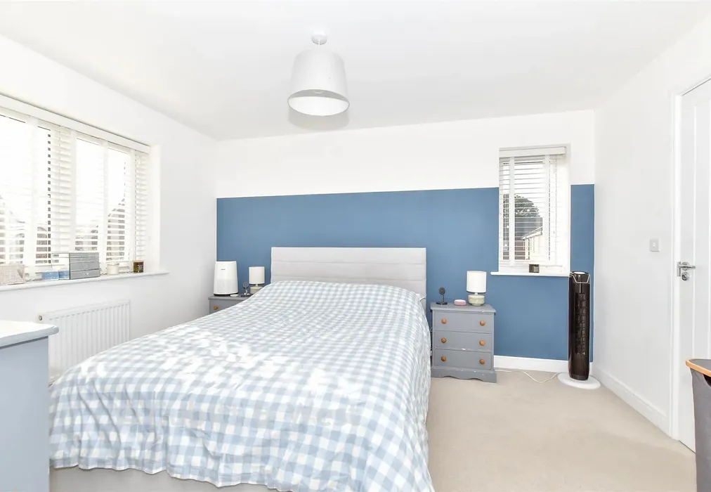 Bedroom 1 - Legg Vale, Chichester, West Sussex - Wards of Kent