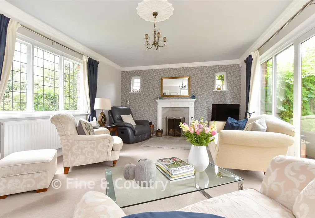 Sitting Room - Fishbourne Lane, Fishbourne, Isle of Wight - Wards of Kent