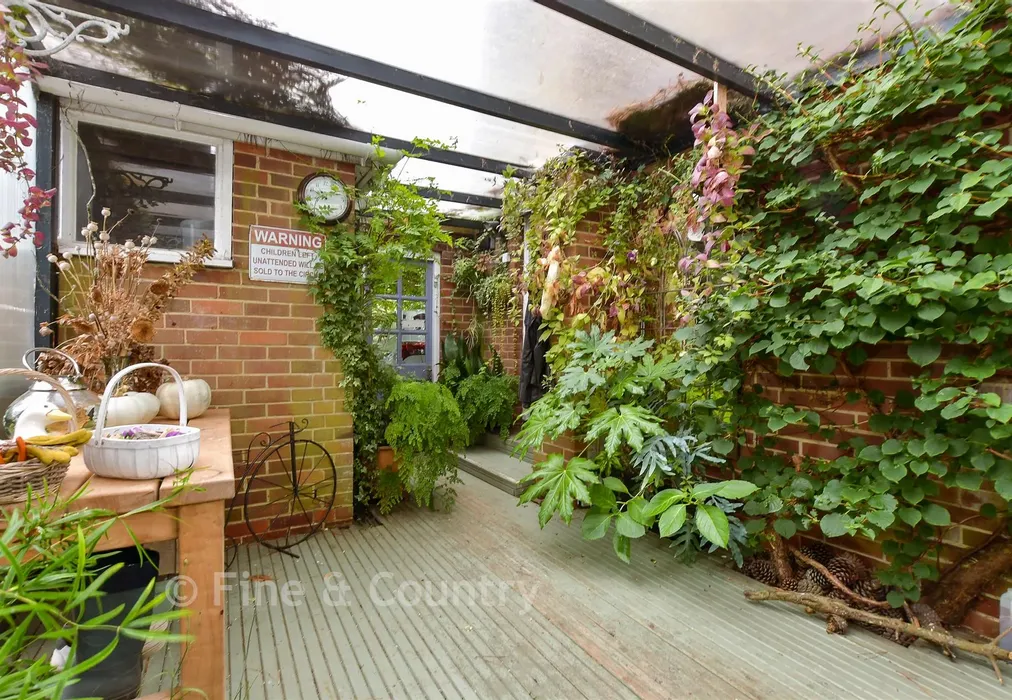 Lean-To - Fishbourne Lane, Fishbourne, Isle of Wight - Wards of Kent