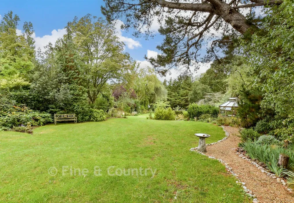 Rear Garden - Fishbourne Lane, Fishbourne, Isle of Wight - Wards of Kent