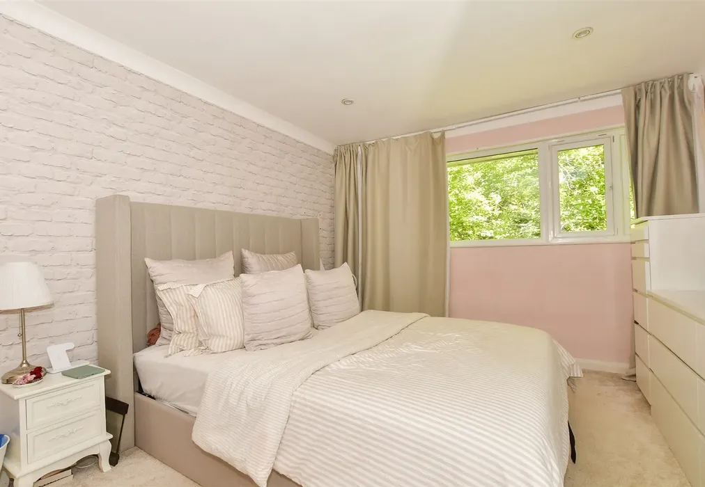 Bedroom 1 - Succombs Hill, Warlingham, Surrey - Wards of Kent