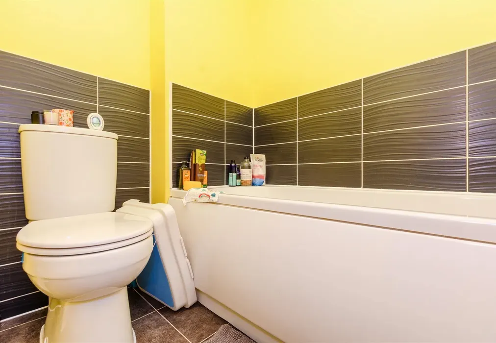 Bathroom - Laurence Rise, Dartford, Kent - Wards of Kent