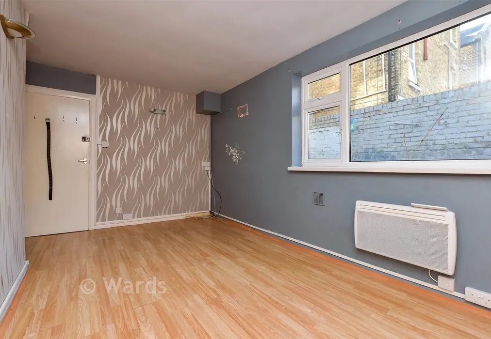 Flat 1 Bedroom 1 - Gordon Road, Margate, Kent - Wards of Kent