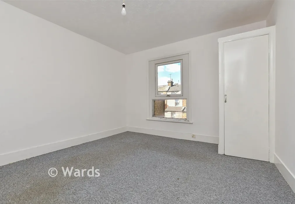 Flat 3 Bedroom 1 - Gordon Road, Margate, Kent - Wards of Kent