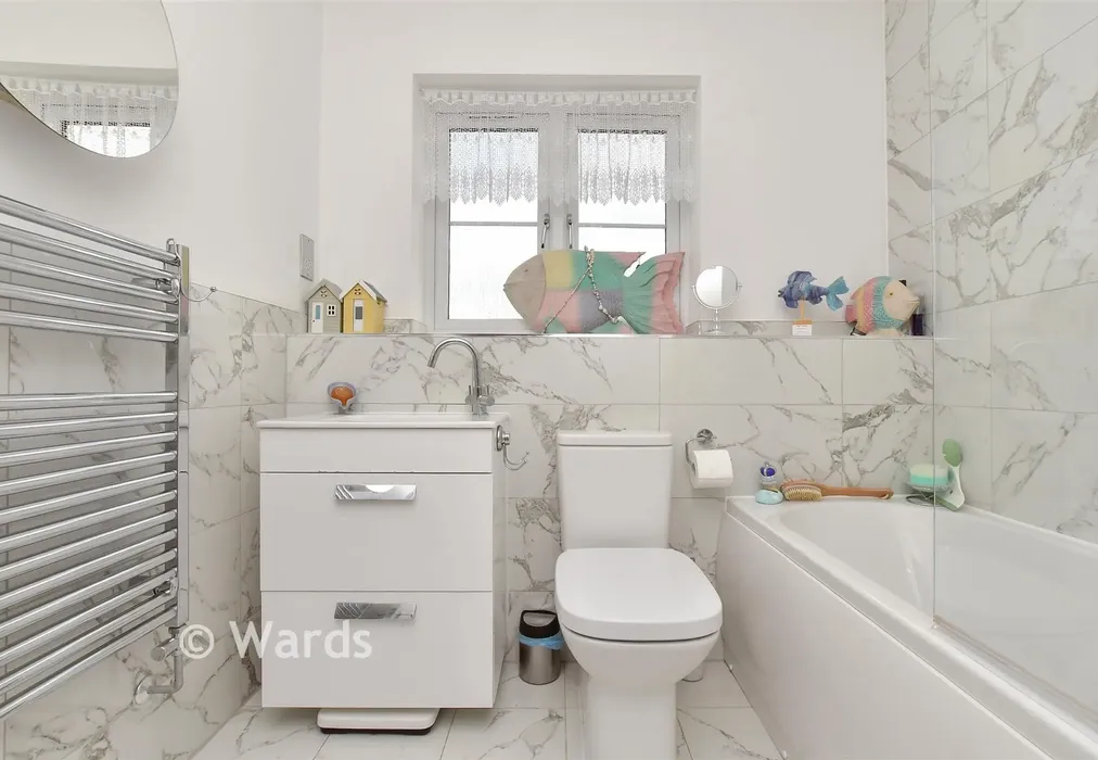 Bathroom - Quinn Close, Deal, Kent - Wards of Kent