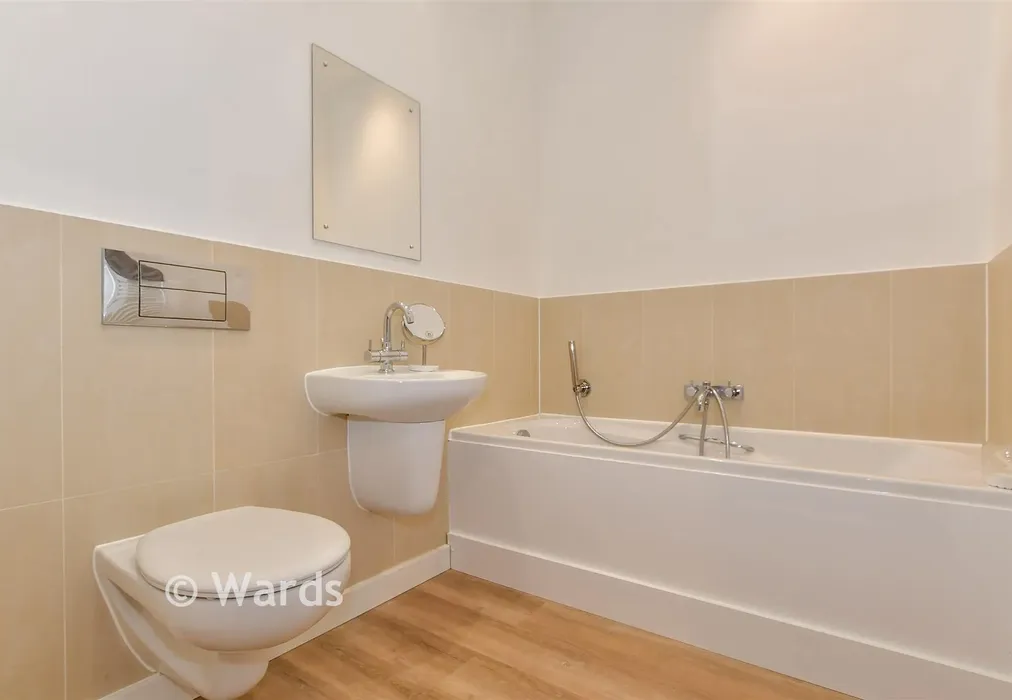 Bathroom - Cornhill Place, Maidstone, Kent - Wards of Kent