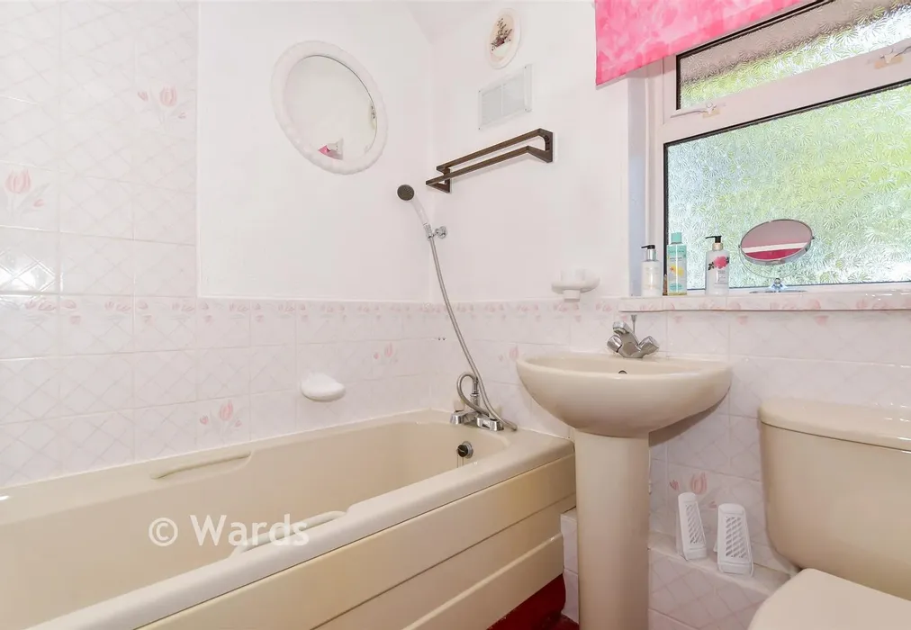 Bathroom - Cheshire Road, Maidstone, Kent - Wards of Kent