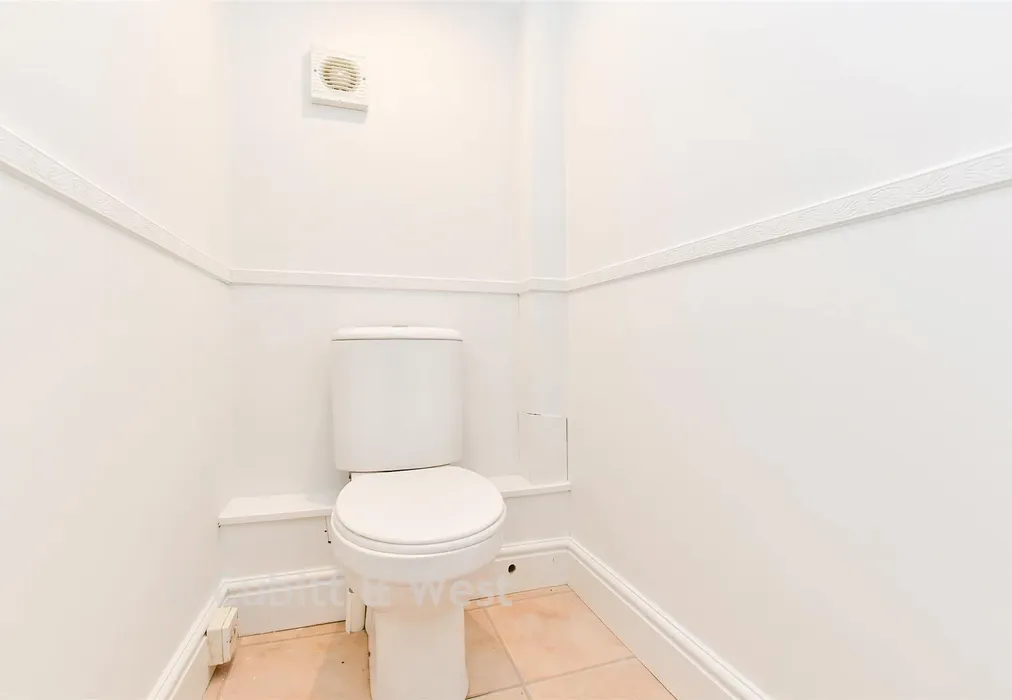 Separate Toilet - Cavendish Road, Sutton, Surrey - Wards of Kent