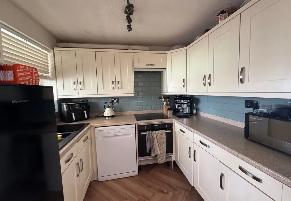 Kitchen - Witley Walk, Whitfield, Dover, Kent - Wards of Kent