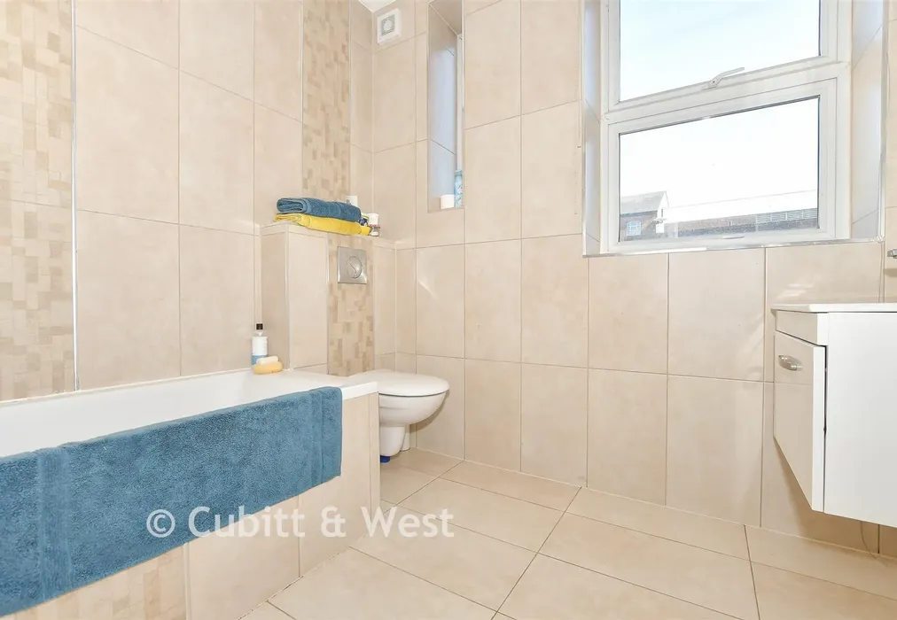 Bathroom - London Road, East Grinstead, West Sussex - Wards of Kent