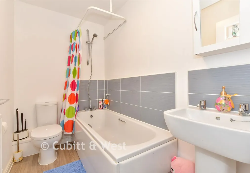Bedroom 1 - Barge Close, Yapton, Arundel, West Sussex - Wards of Kent