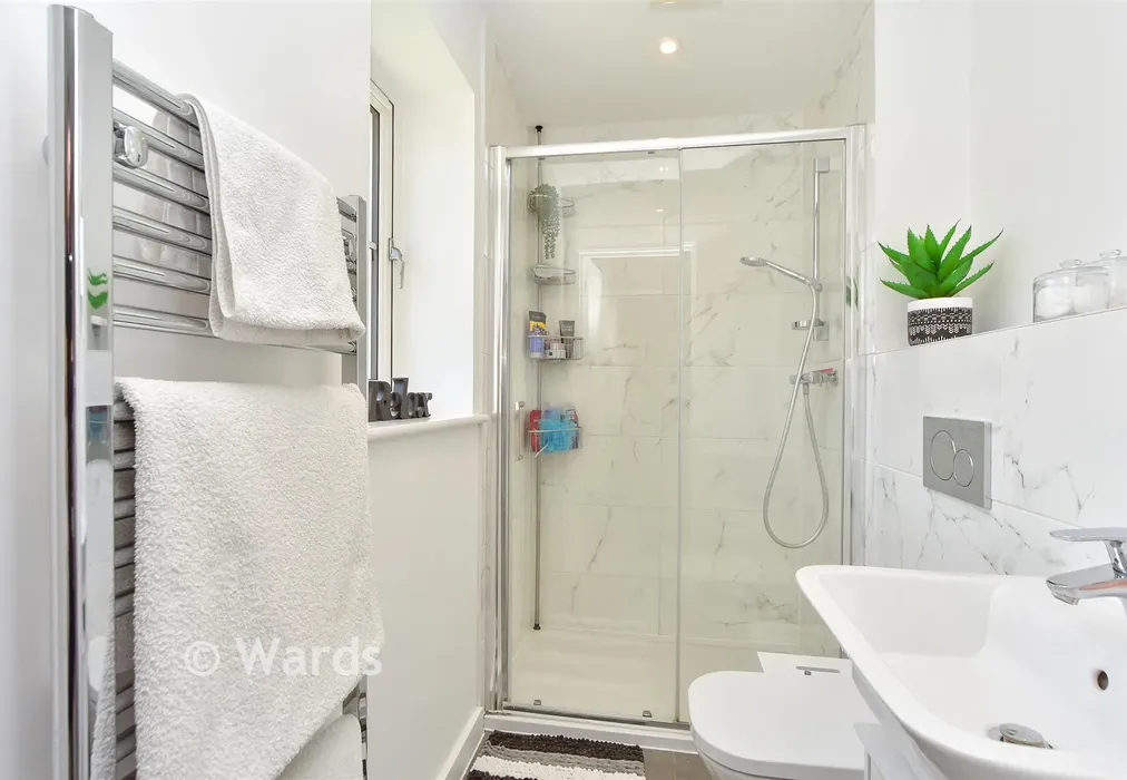 En-Suite Shower Room - Lancefield Drive, Faversham, Faversham, Kent - Wards of Kent