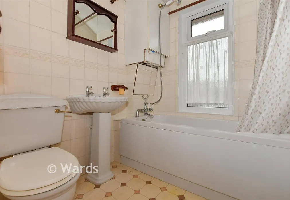 Bathroom - Plains Avenue, Maidstone, Kent - Wards of Kent