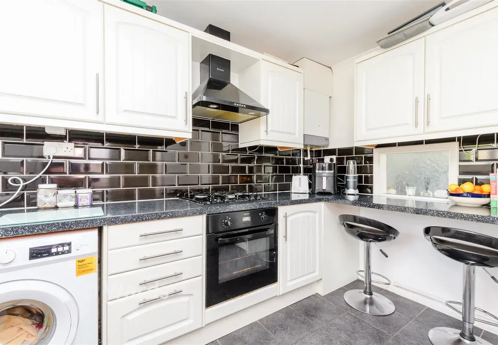 Kitchen - Courtfield Avenue, Lordswood, Chatham, Kent - Wards of Kent
