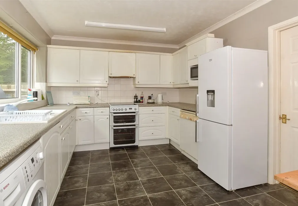 Kitchen - Hillcrest Close, Scaynes Hill, Haywards Heath, West Sussex - Wards of Kent
