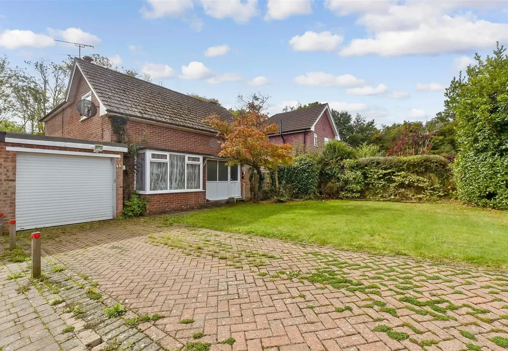 Driveway/Parking - Hillcrest Close, Scaynes Hill, Haywards Heath, West Sussex - Wards of Kent