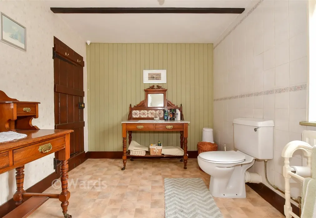 Bathroom - Mill Lane, Shepherdswell, Kent - Wards of Kent