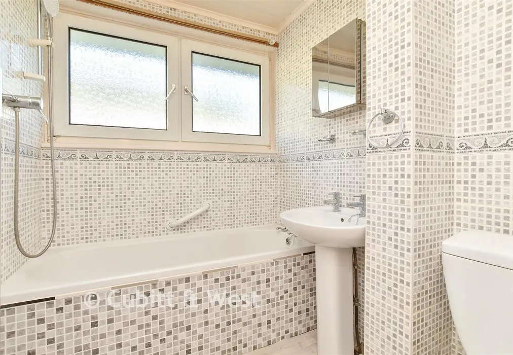 Bathroom - Burstead Close, Hollingdean, Brighton, East Sussex - Wards of Kent