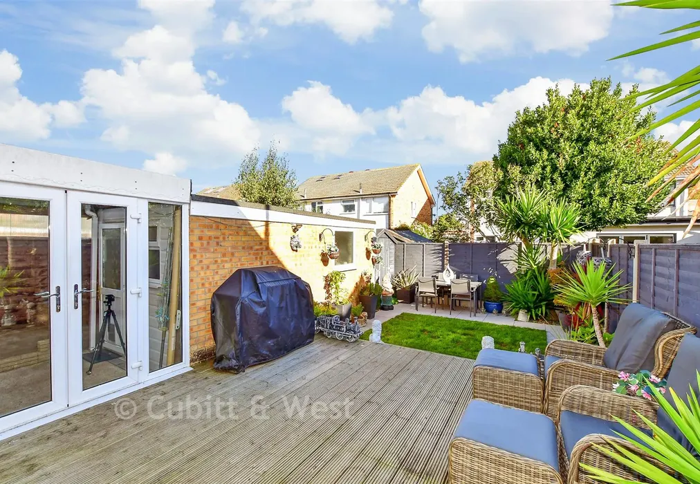 Rear Garden - Walnut Tree Close, Hayling Island, Hampshire - Wards of Kent