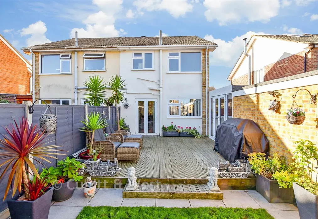 Rear Garden - Walnut Tree Close, Hayling Island, Hampshire - Wards of Kent