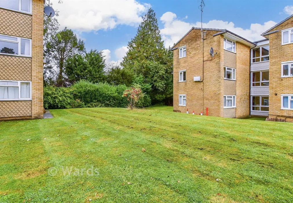 Communal Gardens - Chenies Close, Tunbridge Wells, Kent - Wards of Kent