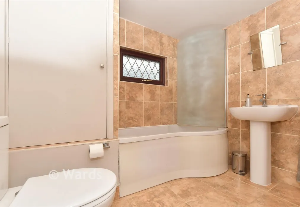 Family Bathroom - Bethersden Road, Woodchurch, Ashford, Kent - Wards of Kent