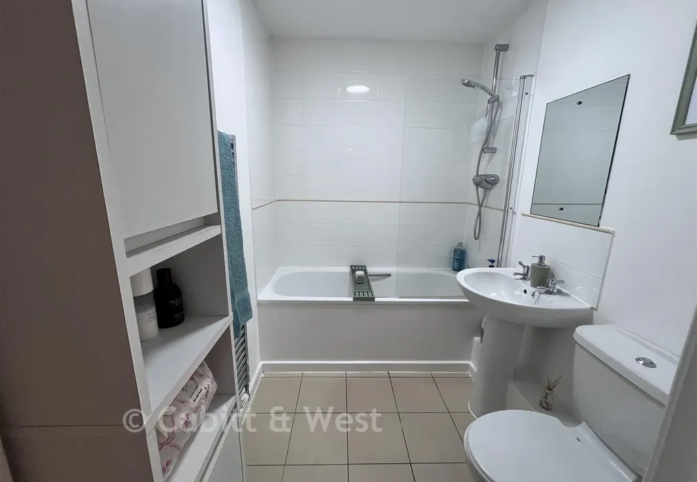 Bathroom - Admiral Way, Godalming, Surrey - Wards of Kent