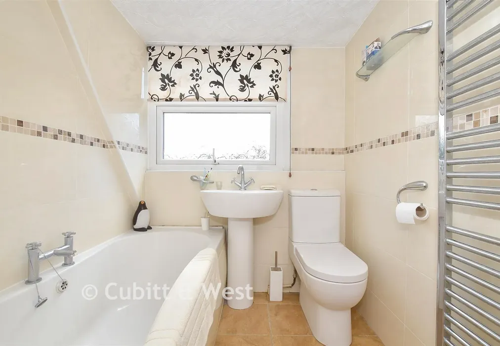 Bathroom - Trosnant Road, Havant, Hampshire - Wards of Kent