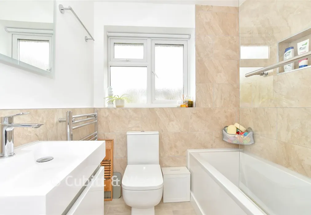 Bathroom - Blackcap Close, Rowland's Castle, Hampshire - Wards of Kent