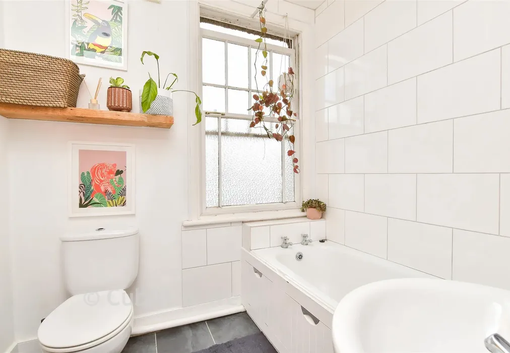 Bathroom - Stanmer Park Road, Brighton, East Sussex - Wards of Kent