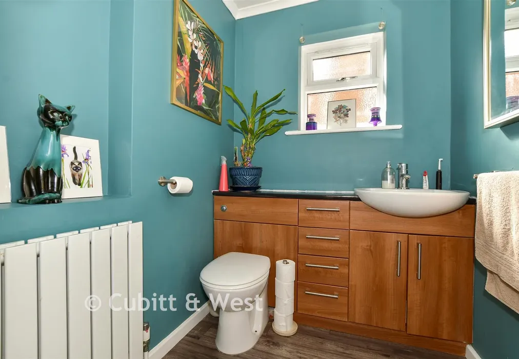 WC - Kitsmead, Copthorne, West Sussex - Wards of Kent