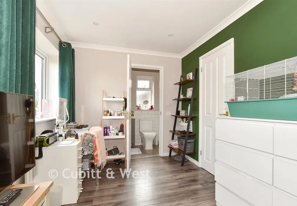 Bedroom 1 - Kitsmead, Copthorne, West Sussex - Wards of Kent