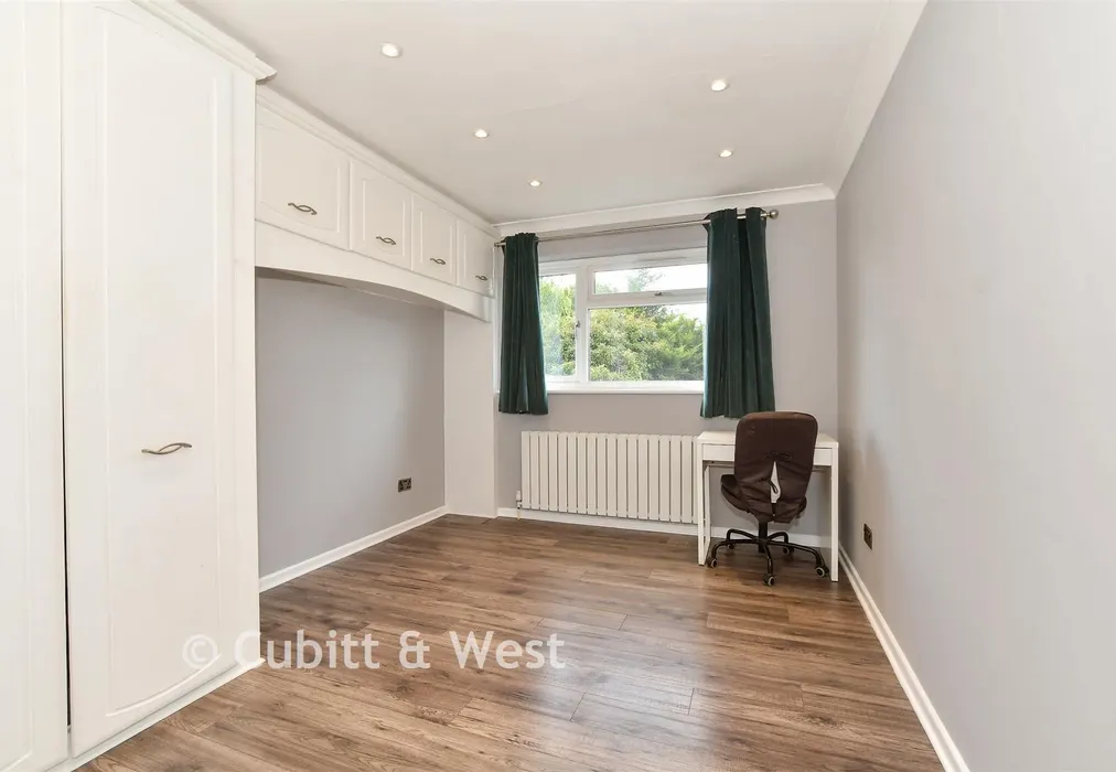 Bedroom 3 - Kitsmead, Copthorne, West Sussex - Wards of Kent