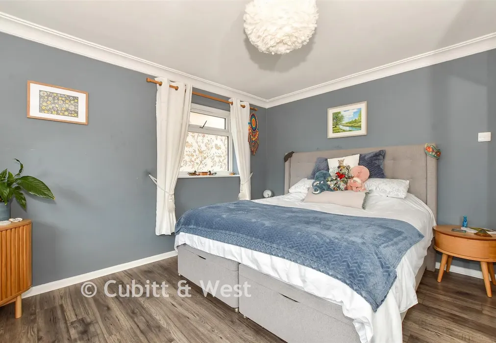 Bedroom 2 - Kitsmead, Copthorne, West Sussex - Wards of Kent