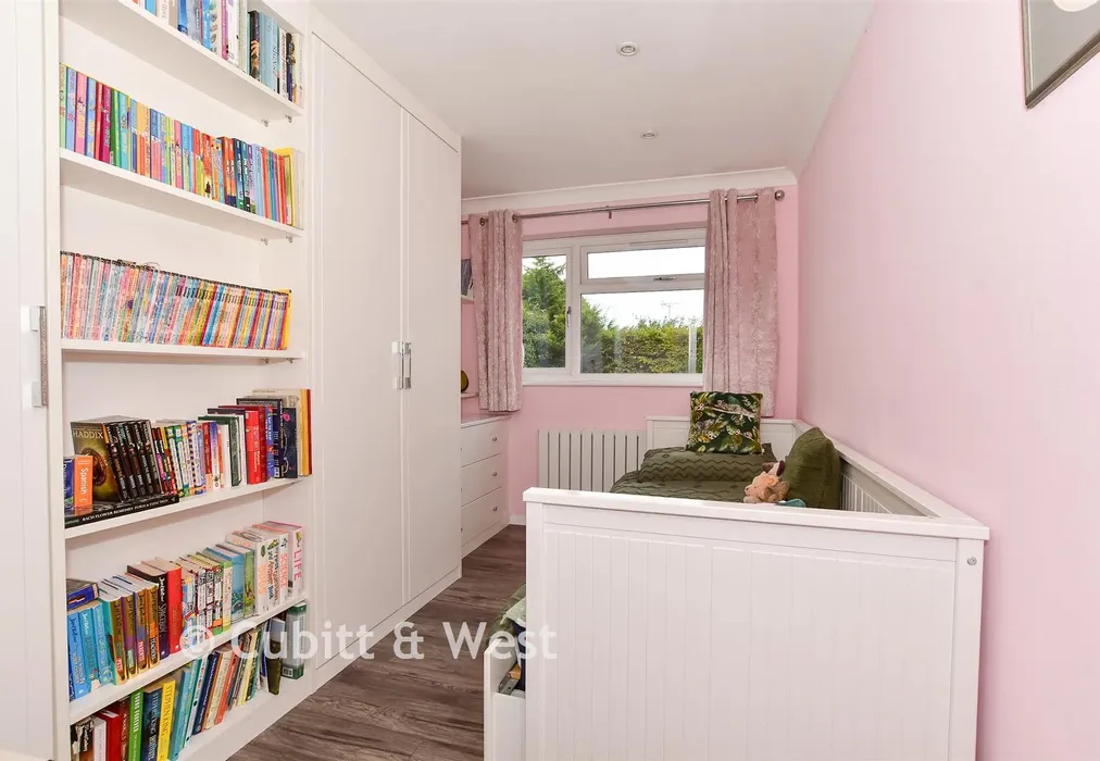 Bedroom 4 - Kitsmead, Copthorne, West Sussex - Wards of Kent