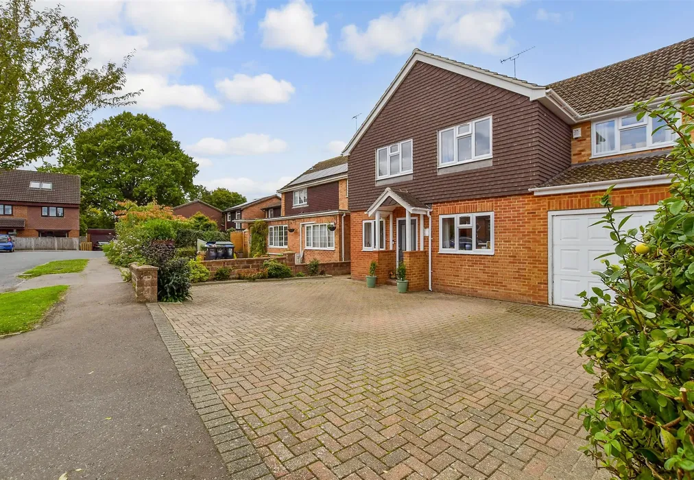 Driveway/Parking - Kitsmead, Copthorne, West Sussex - Wards of Kent