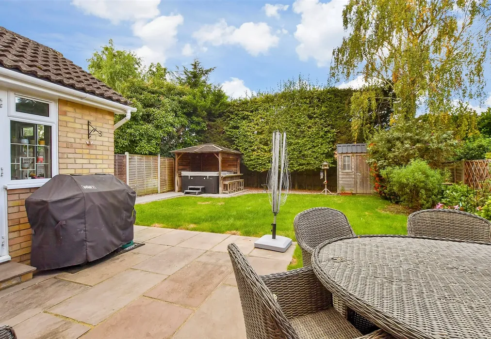 Rear Garden - Kitsmead, Copthorne, West Sussex - Wards of Kent