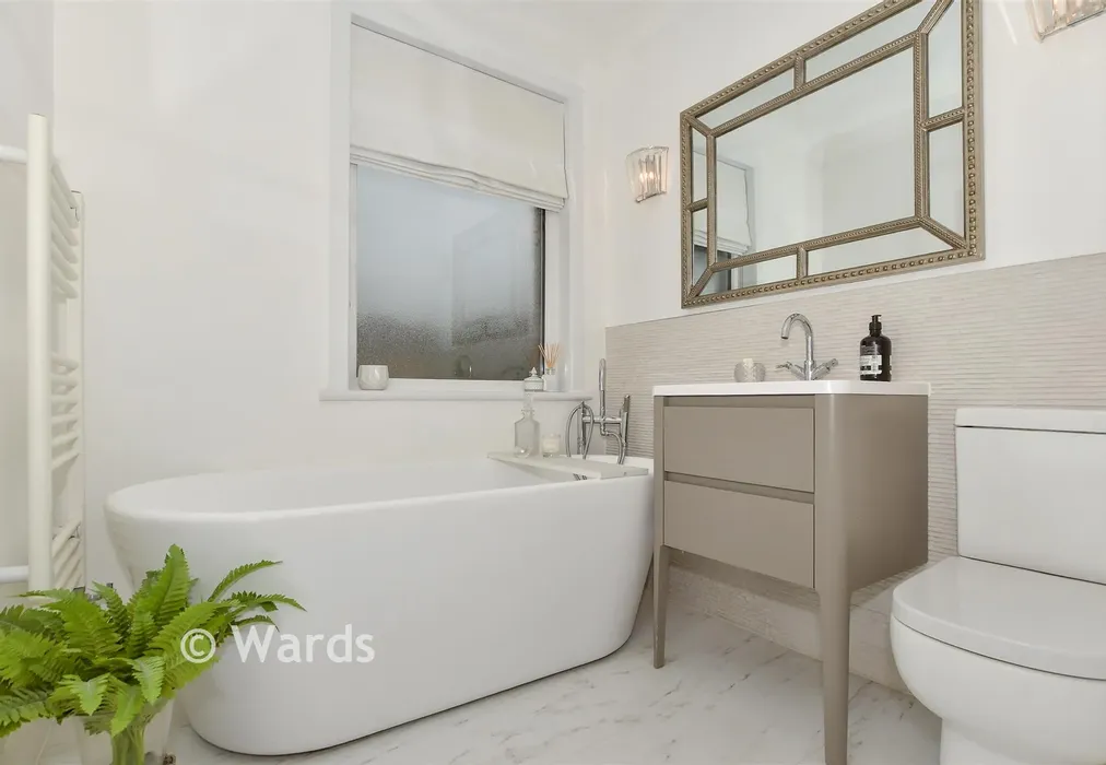 Bathroom - Cranborne Avenue, Maidstone, Kent - Wards of Kent