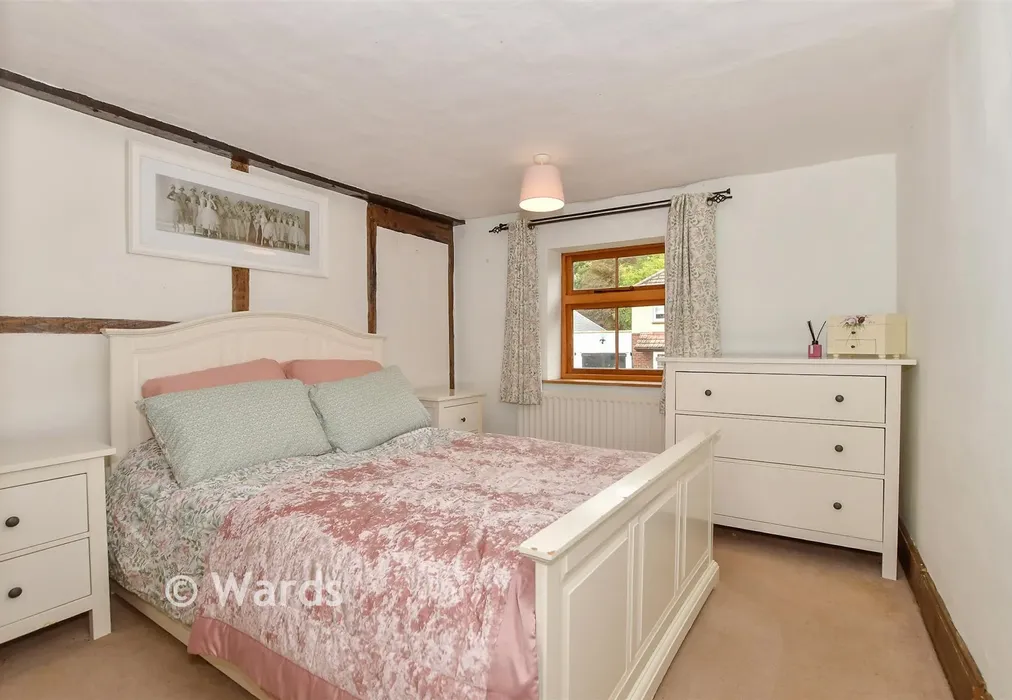 Bedroom 1 - The Quarries, Boughton Monchelsea, Maidstone, Kent - Wards of Kent