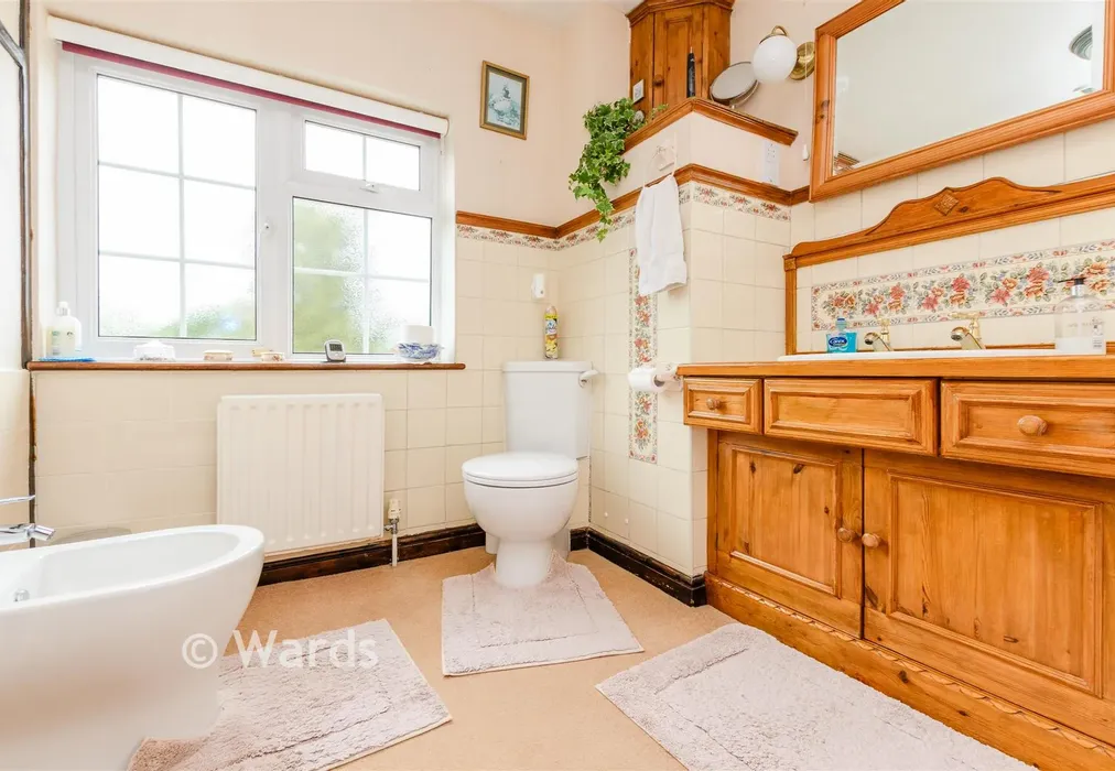 Bathroom - Priestwood Road, Meopham, Gravesend, Kent - Wards of Kent