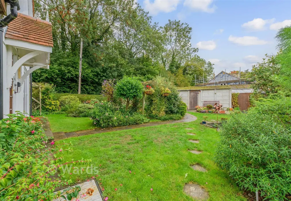 Side Garden - Priestwood Road, Meopham, Gravesend, Kent - Wards of Kent