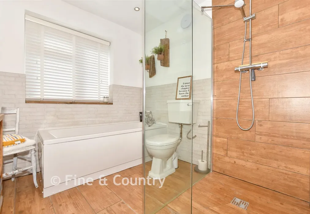 En-Suite - New Road, Eythorne, Dover, Kent - Wards of Kent