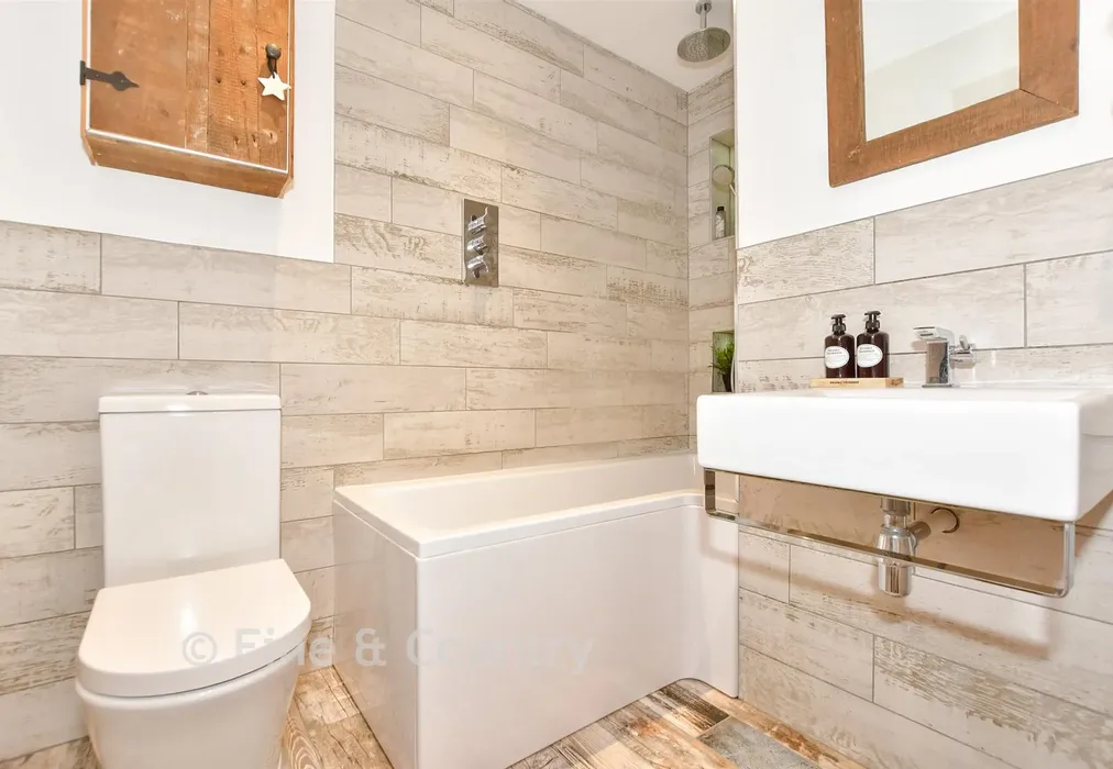Bathroom - New Road, Eythorne, Dover, Kent - Wards of Kent