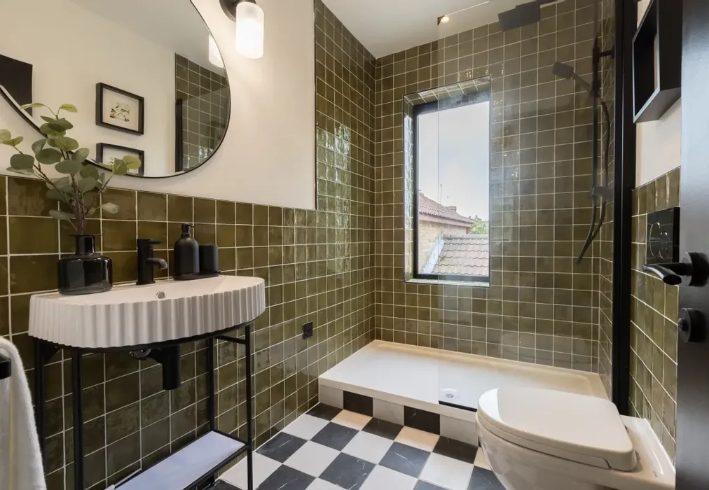 Hibernia 5 shower - Hibernia Street Ramsgate CT11 - Wards of Kent