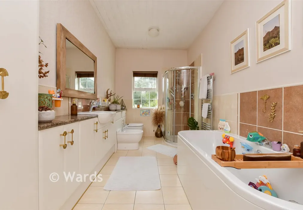 Bathroom - Nargate Street, Littlebourne, Canterbury, Kent - Wards of Kent