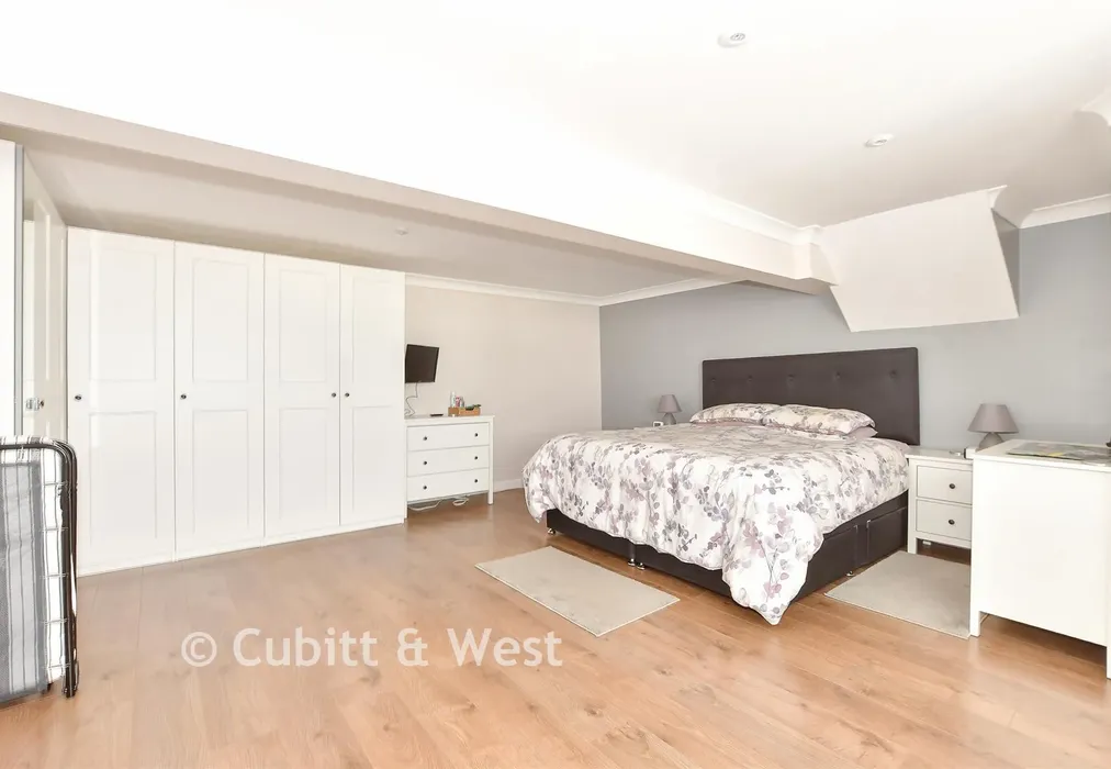 Bedroom 1 - Barn House Lane, Pulborough, West Sussex - Wards of Kent