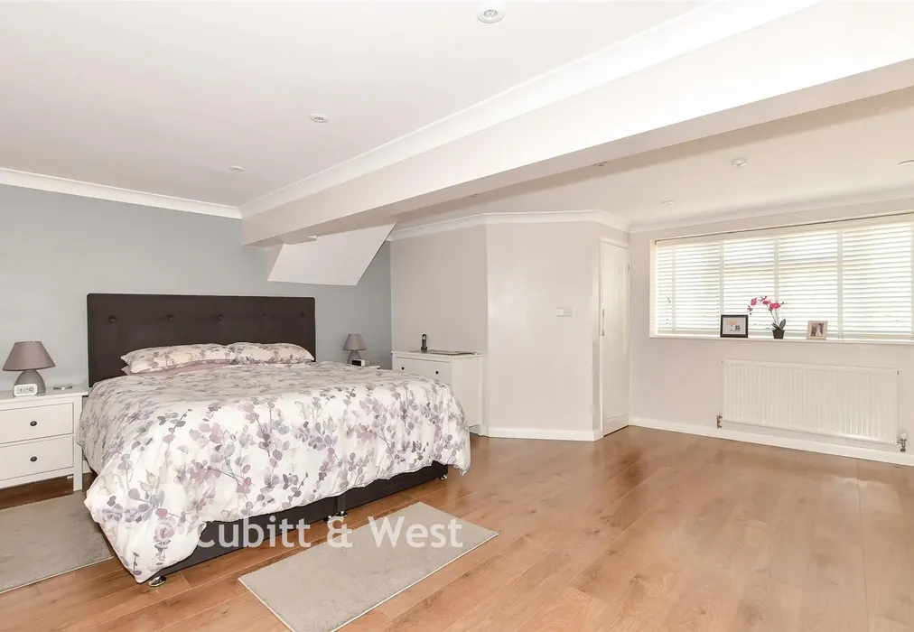 Bedroom 1 - Barn House Lane, Pulborough, West Sussex - Wards of Kent