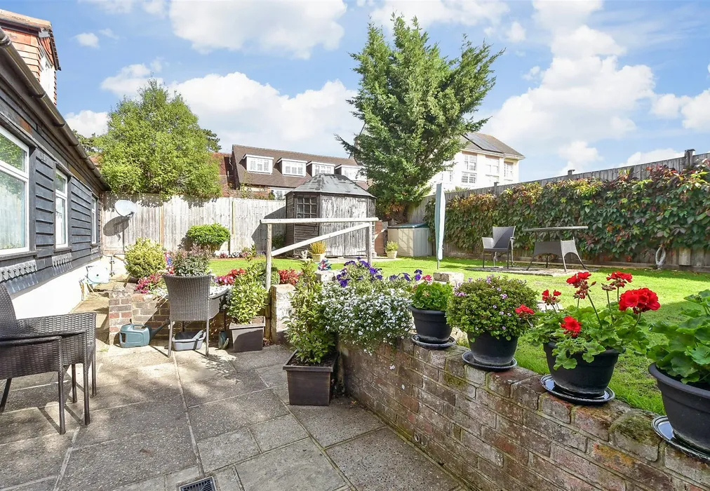 Rear Garden - Barn House Lane, Pulborough, West Sussex - Wards of Kent